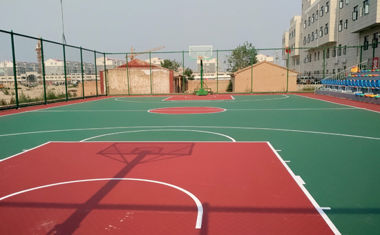 丙烯酸籃球場施工之畫線，按照籃球場尺寸也要根據(jù)現(xiàn)地實(shí)際尺寸畫線