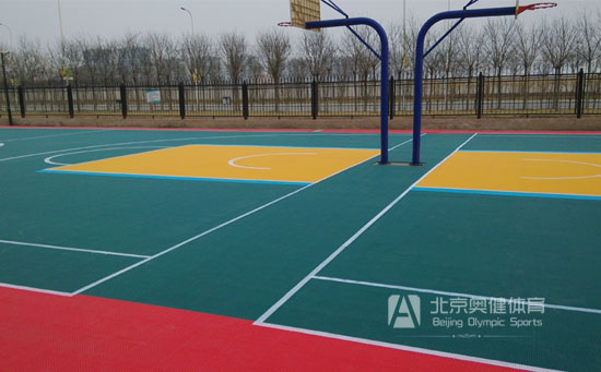 籃球場也是懸浮地板卡通圖案的拼裝，