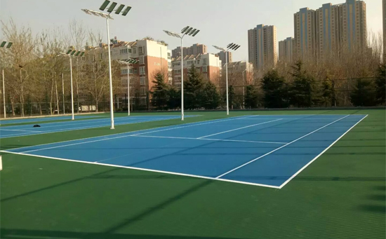 進(jìn)入塑膠場請穿運動鞋，不能穿高跟鞋，以免損壞塑膠地面