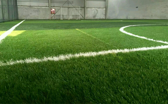 保證足球場基礎(chǔ)面層有足夠的粘結(jié)強度