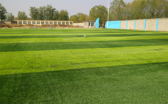 根據(jù)足球場(chǎng)地的需要灑上石英砂和橡膠顆粒