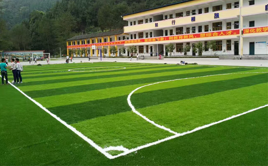 放置在足球場旁邊待用。