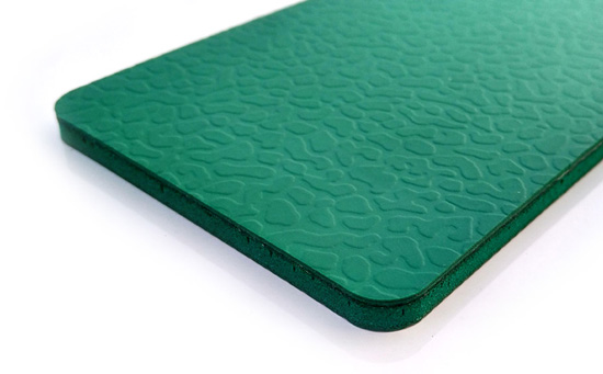 常見(jiàn)羽毛球場(chǎng)地地膠尺寸為：1.42米*15米，1.8*15米，1.8米*16米三種尺寸規(guī)格