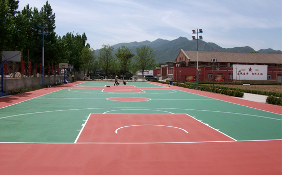 彈性丙烯酸面層具有適當回彈，增加籃球場的舒適性