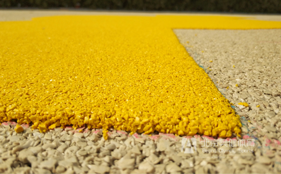 塑膠地面鋪塑料板時(shí)應(yīng)先在房間中間按照十字線鋪設(shè)十字控制板塊