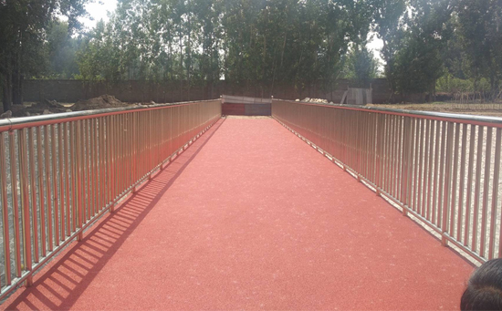 塑膠地面有吸震減震增加回彈力，能夠降低許多運動時所造成的不必要傷害