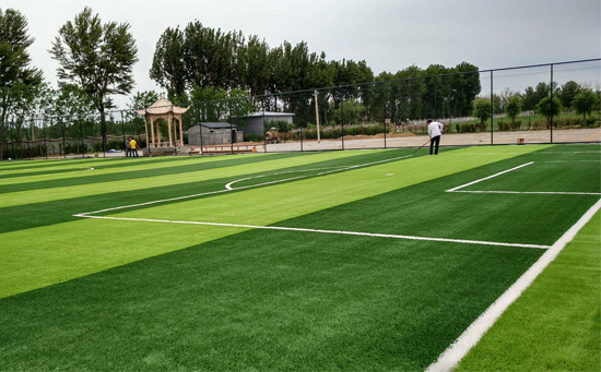 人造草坪粘接膠表干大約8成，判斷標(biāo)準(zhǔn)以不粘手為宜，