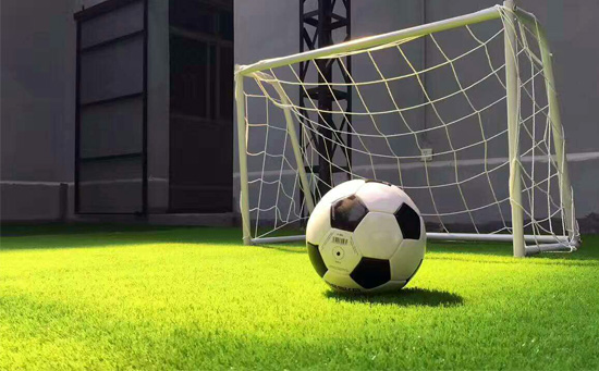 足球場地內(nèi)的足球