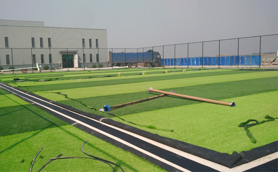 人造草足球場(chǎng)施工現(xiàn)場(chǎng)圖片