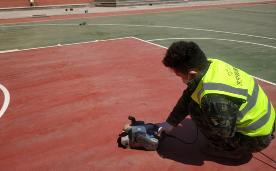 硅pu籃球場(chǎng)面層打磨