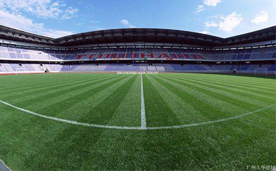 標(biāo)準(zhǔn)足球場人工草坪厚度規(guī)格是多少